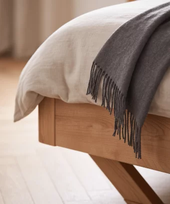 Lit Elya – Chêne massif et design industriel moderne
