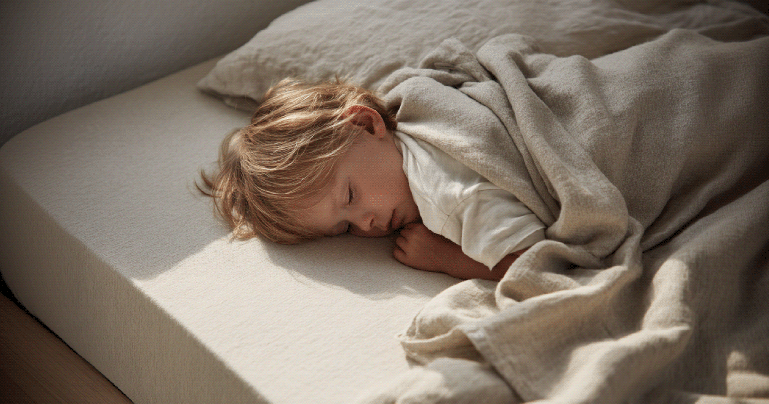 photo d'un enfant endormi sur son beau matelas