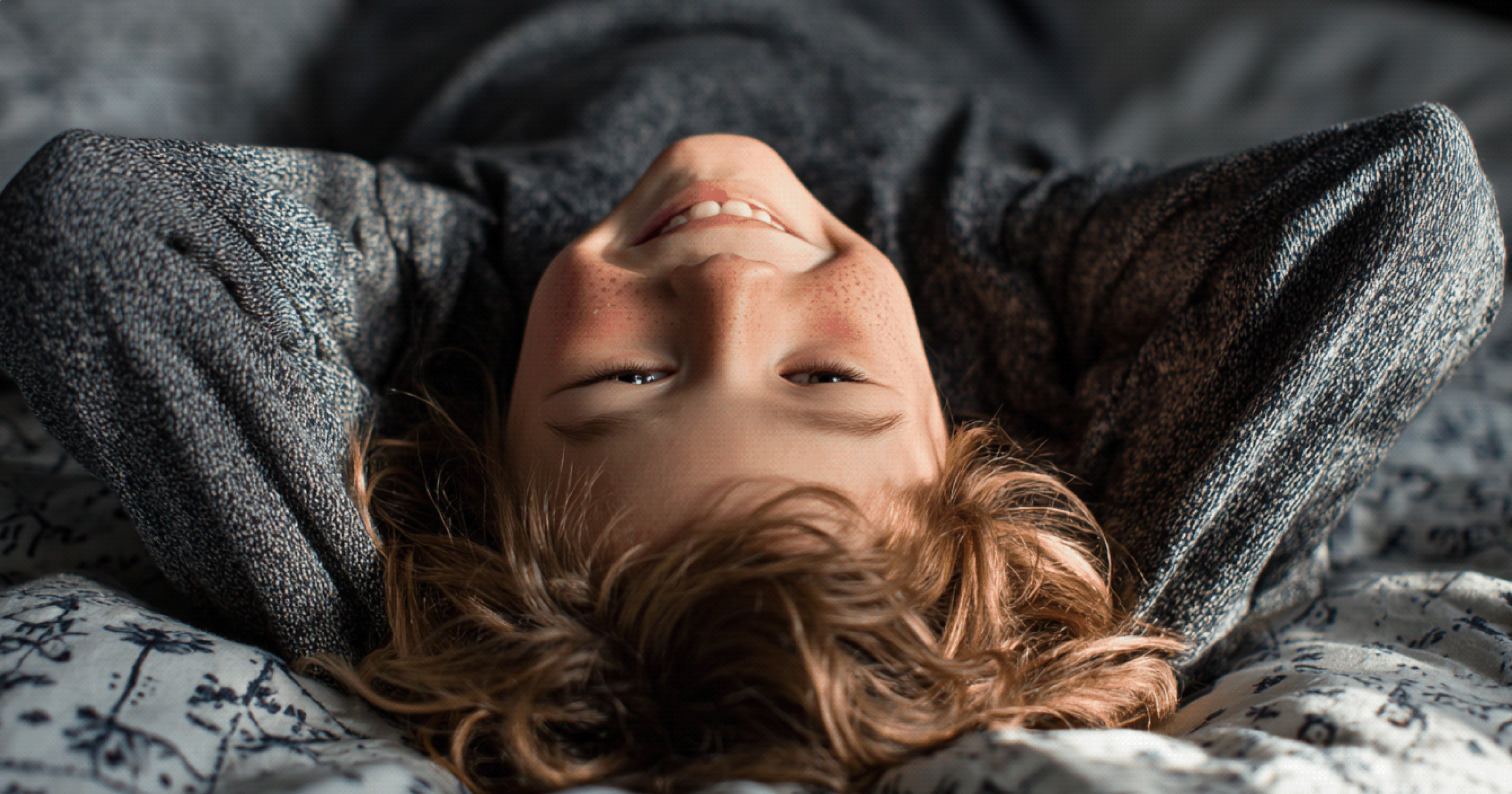 photo d'un enfant heureux de son nouveau matelas
