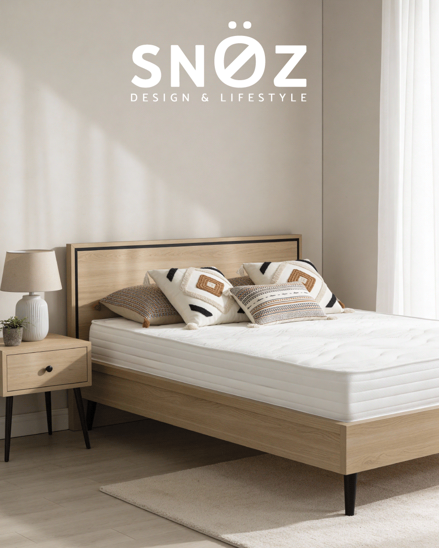 Jolie chambre lumineuse avec lit en bois et matelas Ona