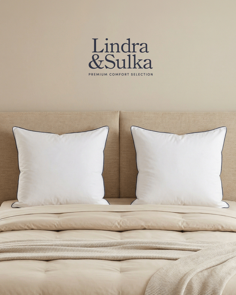 Oreiller Aurore joliment disposé sur un lit, couleurs beige, logo Lindra et Sulka