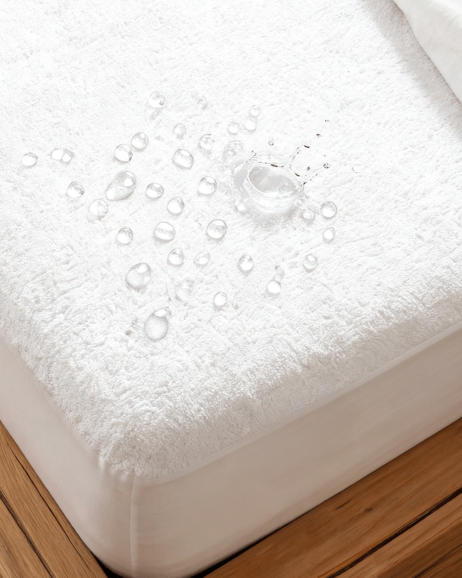 gros plan sur le protège matelas, les gouttes d'eau ne traversent pas le tissus