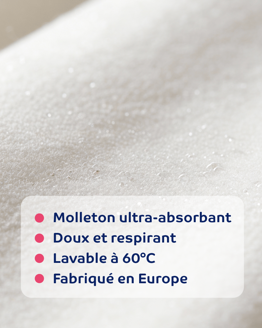 Gros plan sur la texture en coton molletonné épais du protège-oreiller Lokan, mise en avant des propriétés d'absoption, d'entretien et de fabrication européenne