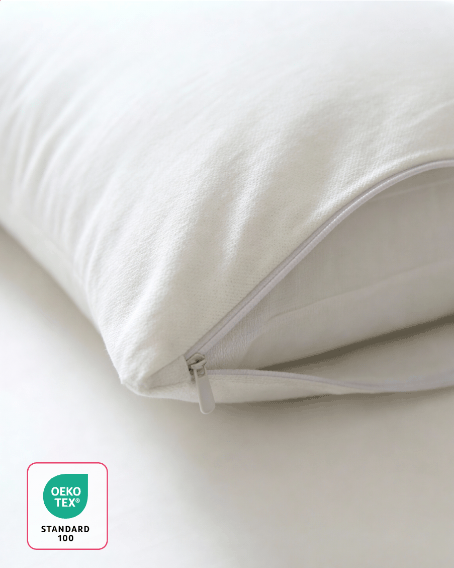 Gros plan sur le coin de l'oreiller, la fermeture éclair du protège-oreiller Lokan est ouverte et on apercoit l'oreiller à l'intérieur